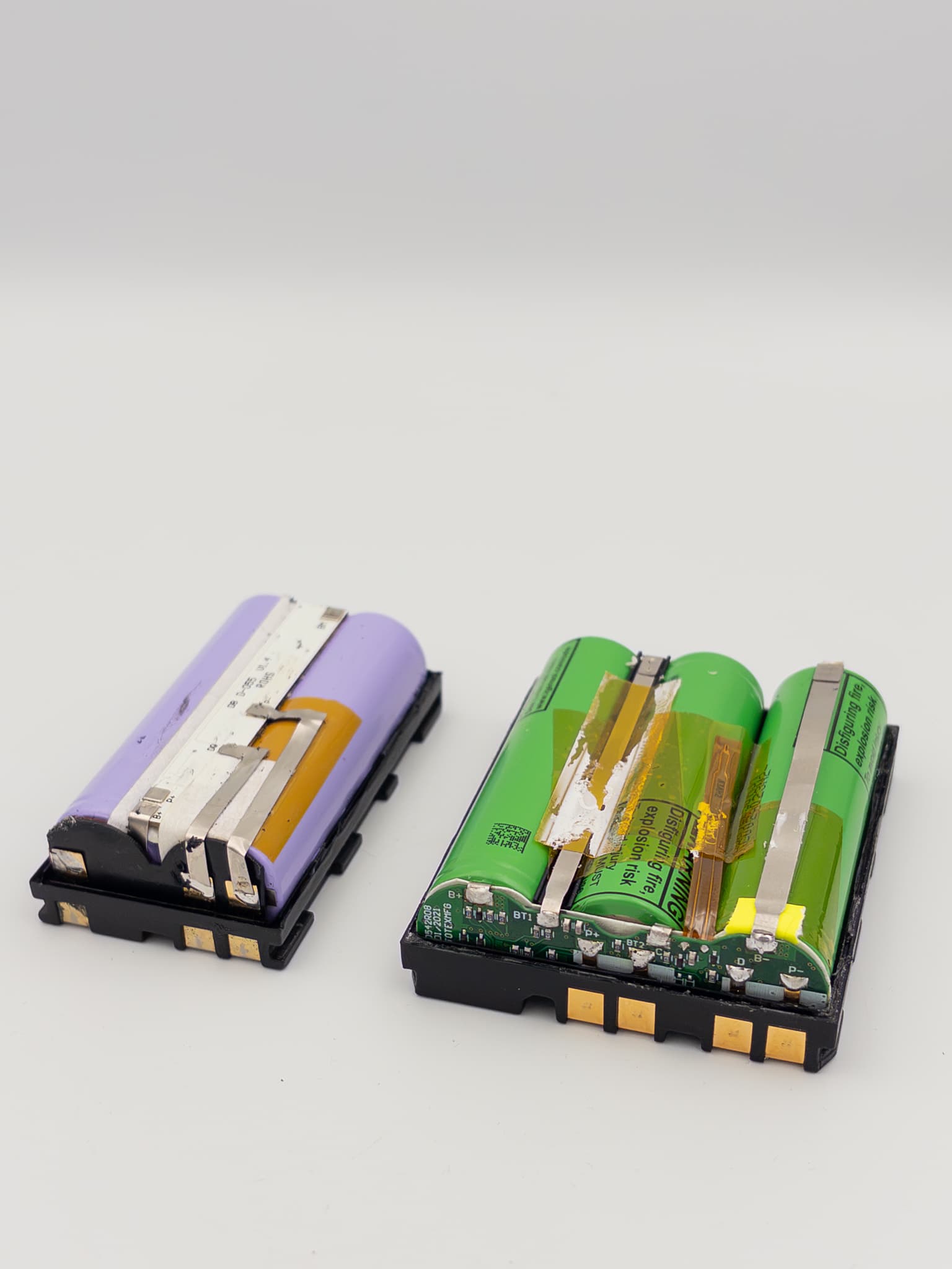 Dwa pakiety ogniw w obudowach akumulatorów Leica